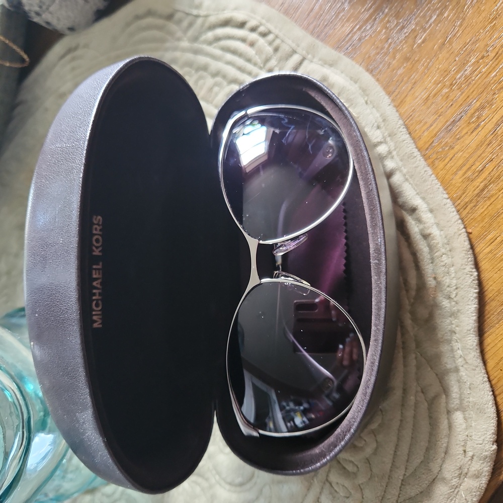 Michael Kors sunglasses gently used.  Like new - Picture 10 of 12